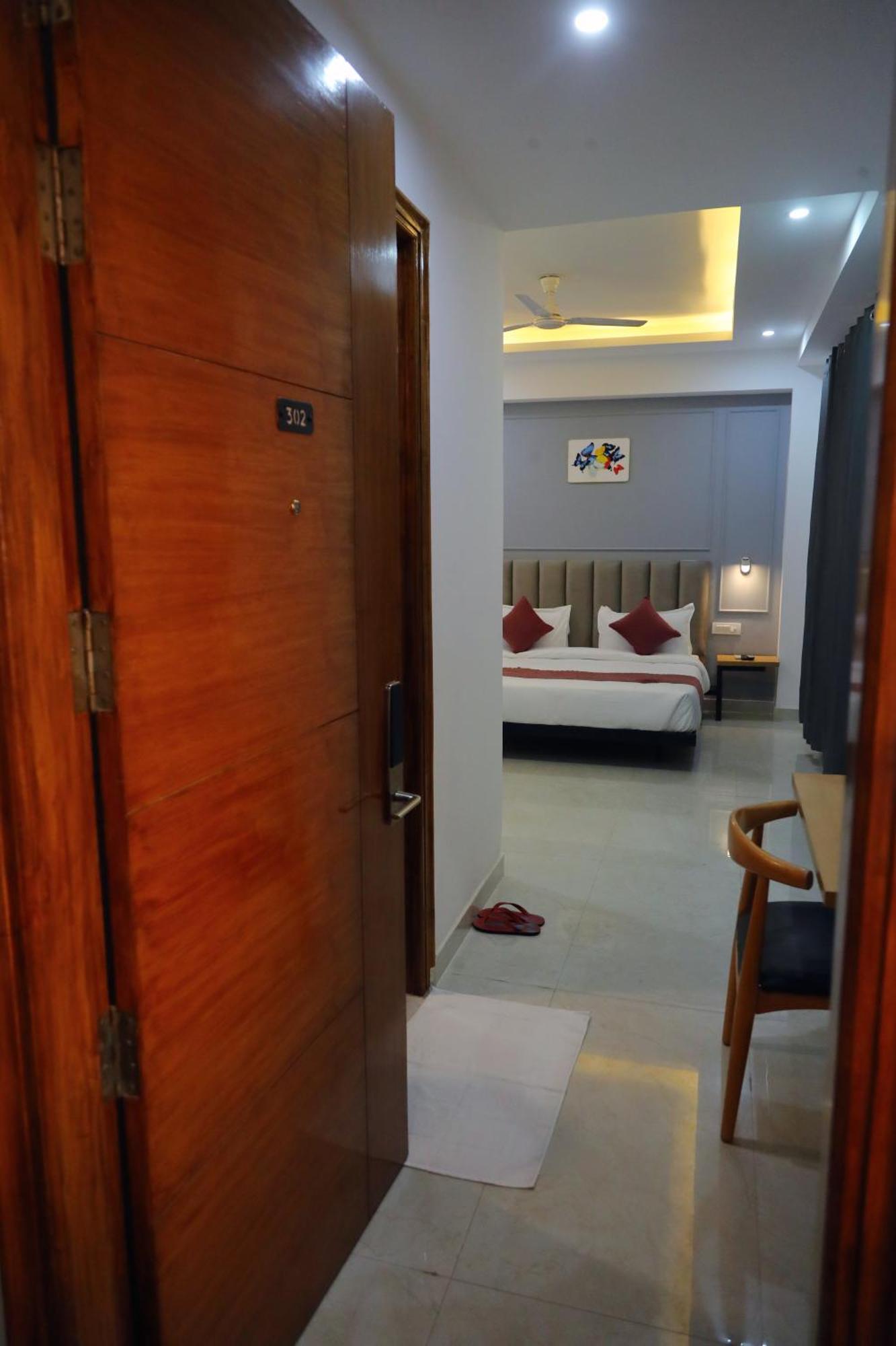 Hotel Mavens House Artemis Hospital Road Gurgaon Exterior foto